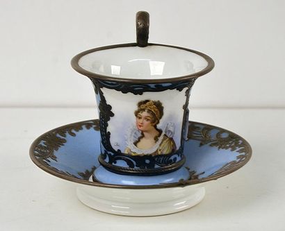 null Tasse et sa sous-tasse en porcelaine à fond bleu à décor du portrait de Joséphine...