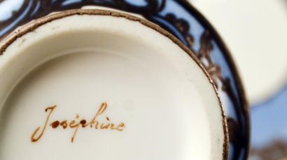 null Tasse et sa sous-tasse en porcelaine à fond bleu à décor du portrait de Joséphine...