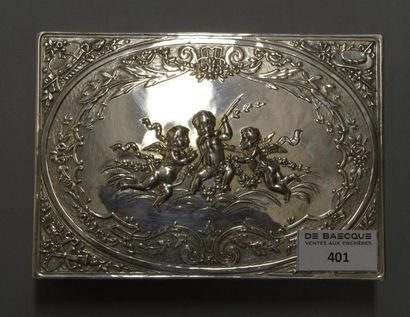 null Boite rectangulaire en argent, le couvercle ciselé de trois putti virevoltant...