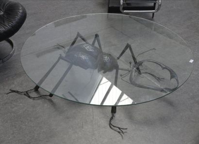 François MELIN (XXe siècle) 
Table basse, piétement figurant un insecte en métal...