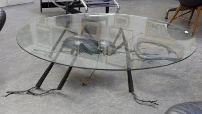 François MELIN (XXe siècle) 
Table basse, piétement figurant un insecte en métal...