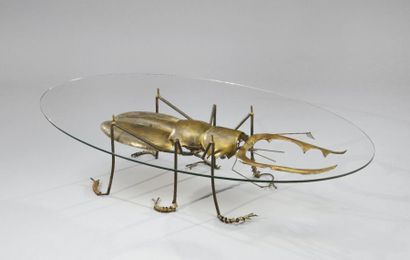 François MELIN (XXe siècle) 
Table basse à piétement en forme de scarabée en laiton...