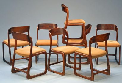 BAUMANN (XXe siècle) 
Suite de huit chaises modèle traineau en chêne teinté, assises...
