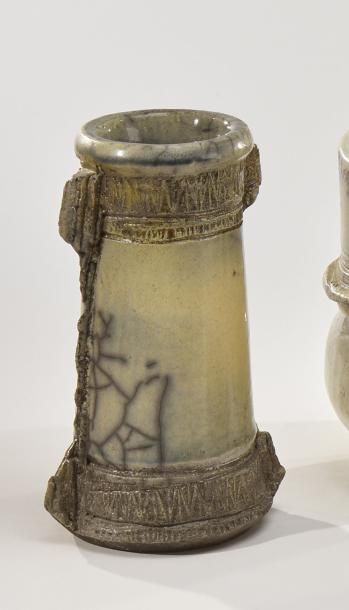 Christine FABRE (née en 1951) 
Vase tronconique à deux ailettes en grès raku à décor...