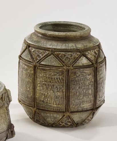 Christine FABRE (née en 1951) 
Vase en grès raku, à décor de motifs géométriques...