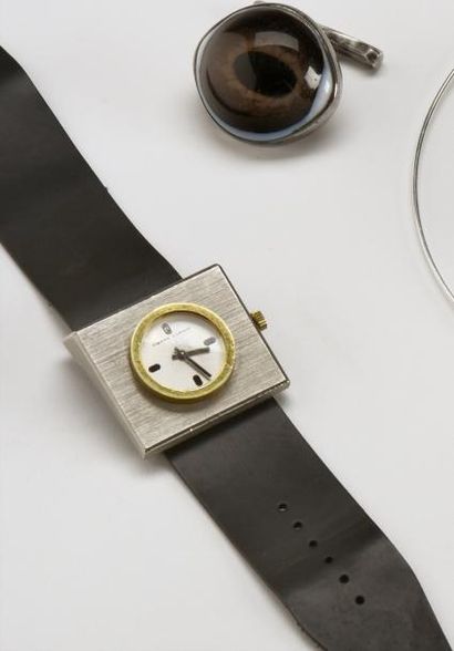 Pierre CARDIN pour JAEGER 
Montre bracelet de forme moderniste en acier brossé, cadran...