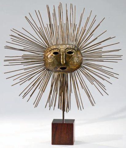 EMAUS (XXe siècle) 
Soleil rayonnant
Sculpture en laiton soudé, montée sur un socle...