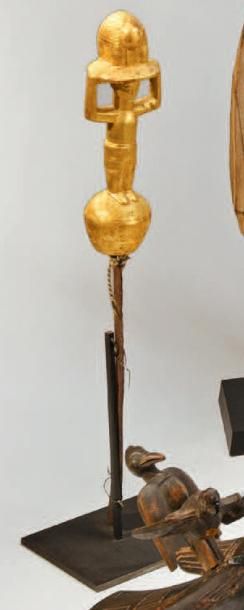 AKAN (Ghana) 
Sabre à pommeau en bois sculpté et doré, figurant un homme avec un...