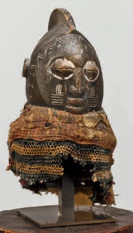 YOROUBA (Nigéria) 
Masque cimier egungun
Bois patiné et sculpté, tissu
H. 24 cm ...
