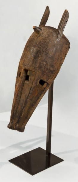 Bambara (Mali) 
Masque zoomorphe en bois patiné et sculpté
L. 64 cm CWH