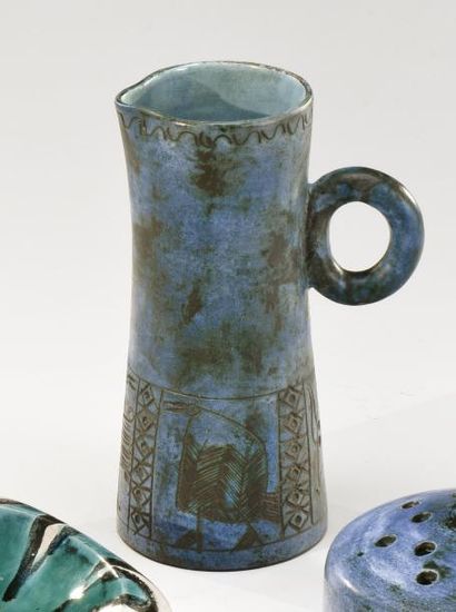 JACQUES BLIN (1920-1995) 
Pichet en céramique émaillée bleu à décor incisé d'oiseaux...