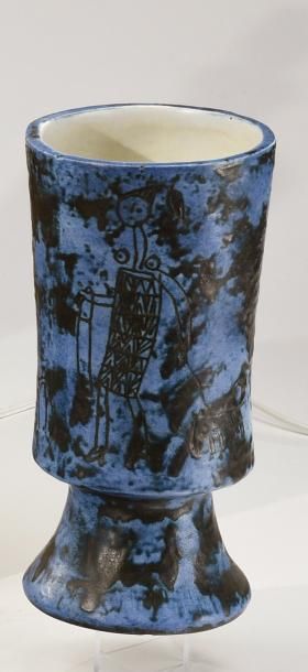 null 
Vase gobelet en céramique émaillé bleu et noir, à décor incisé de femmes promenant...