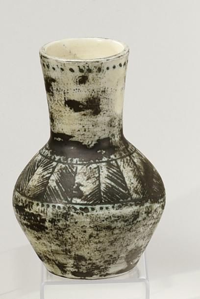JACQUES BLIN (1920-1995) 
Vase bulbe en céramique émaillée blanc, vert d'eau et noir,...