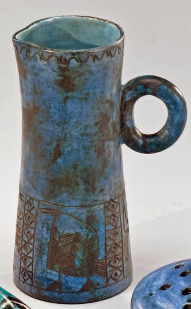 JACQUES BLIN (1920-1995) 
Pique-fleurs rond en céramique émaillé bleu à décor incisé...