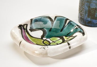 Georges JOUVE (1910-1964) 
Coupe vide-poche carré en céramique émaillée à décor polychrome
H....