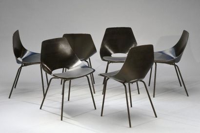 Pierre GUARICHE (1926-1995) - Édition Steiner 
Suite de six chaises modèle «tonneau»,...