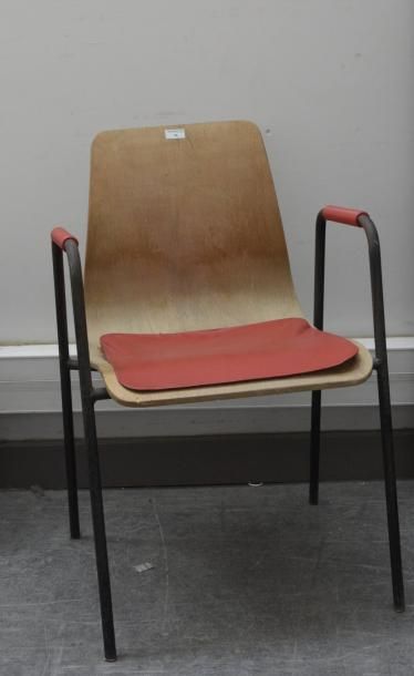 TRAVAIL des années 1950 
Fauteuil à assise en contreplaqué thermoformé, accotoirs...