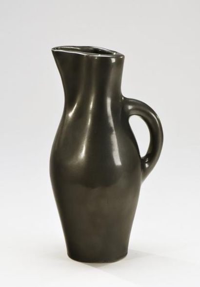Georges JOUVE (1910-1964) 
Pichet en céramique émaillée noir
H. 28,5 cm
Restaura...