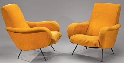 TRAVAIL DES ANNÉES 1960 
Paire de fauteuils garnis de velours jaune, reposant sur...