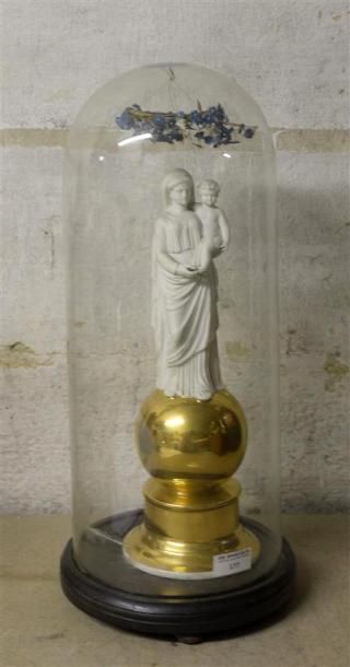null Une Vierge à l’enfant en biscuit de porcelaine, elle repose sur une sphère dorée,...