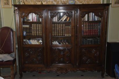 null Bibliothèque en bois naturel, trois portes vitrées, mouluré et sculpté à décor...