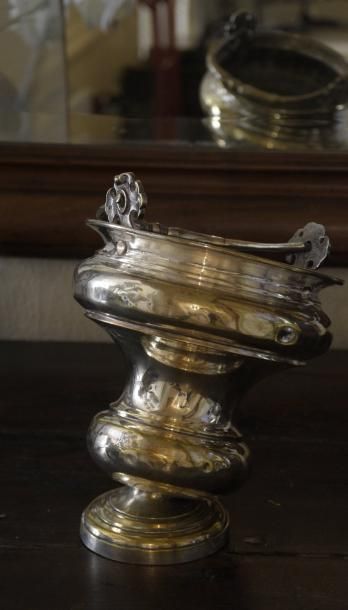 null Un seau à eau bénite en métal argenté

XVIIIe siècle

H. 24 cm D. 19 cm

Petits...