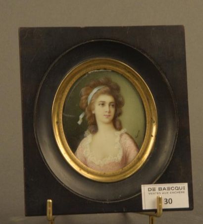 null Portrait de jeune femme en robe rose en buste

Miniature ovale sur ivoire, signature...