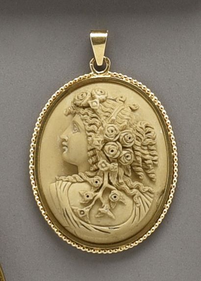 null Pendentif cerclé d'une monture en or jaune 18K figurant un profil de femme à...