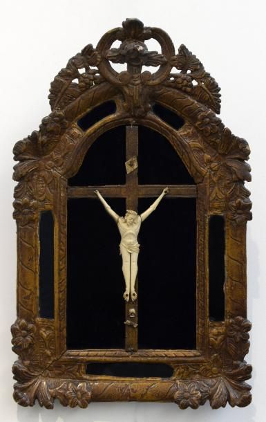 null Christ en os

Cadre en bois sculpté du XVIIIe siècle

H. 61 cm L. 39 cm

Repatiné,...