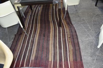 null Tapis Kilim nomade (Bédouin) à decor de bandes crème, bordeaux et brunes

L....