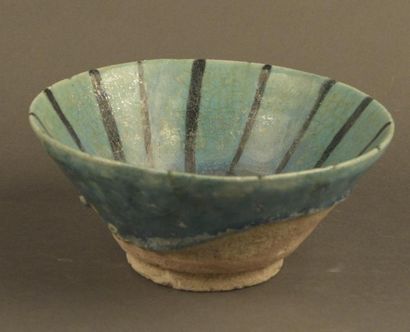 null IRAN - XIIe-XIIIe siècle

Coupe en céramique partiellement émaillée turquoise

D....