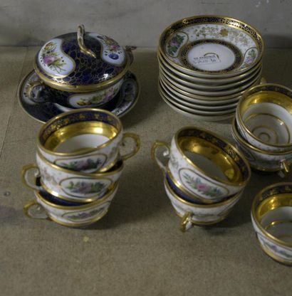 null BAYEUX , XIXe siècle

Service à thé en porcelaine, à décor bleu, blanc et or...