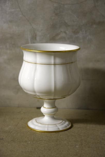null SEVRES

Large vase sur piédouche en porcelaine blanc et or

Cachet en creux...
