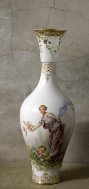null Vase balustre en porcelaine à décor polychrome et or, d’une femme avec deux...
