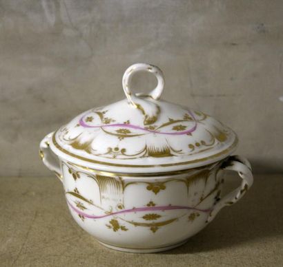 null Sucrier couvert en porcelaine blanche et or à décor d’un ruban rose

XIXe siècle

H....