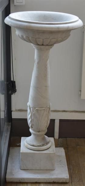 null Vasque sur pied en marbre blanc

H.110 cm D. 50 cm

Accident 
