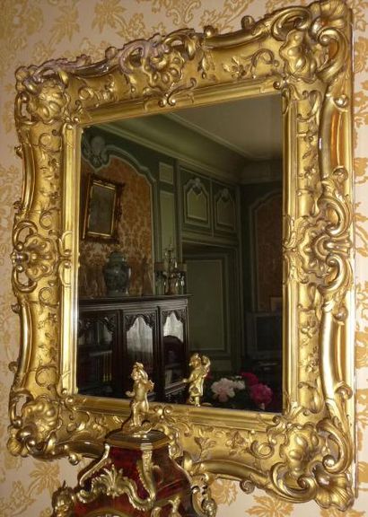 null Miroir en bois sculpté et doré, à décor de coquilles, feuillages et fleurs

XIXe...