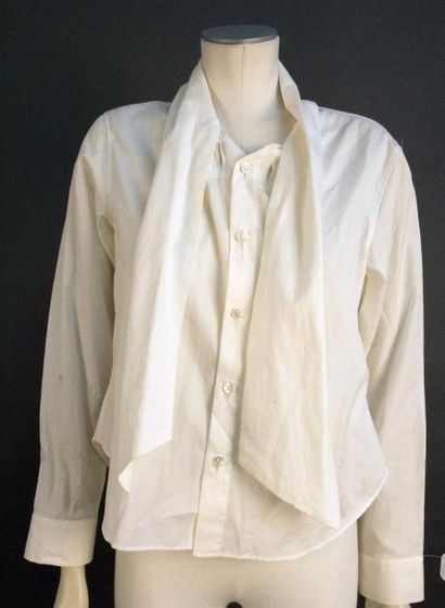 null Y's Chemise en coton blanc, important col lavalière se croisant pour retomber...