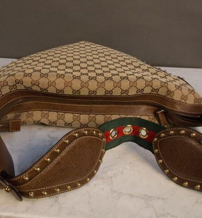 null GUCCI Sac porté épaule en toile siglée beige et cuir marron rehaussé de clous...