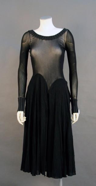 null Jean Paul GAULTIER Maille Robe longue en tulle noire, décolleté bateau et poignets...