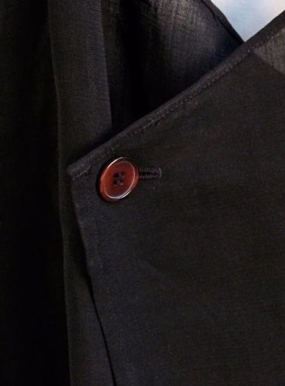 null Yohji YAMAMOTO Robe portefeuille tablier en voile noir, simple boutonnage asymétrique...