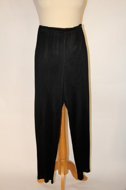 null PLEATS PLEASE Pantalon en soie polyester plissée noire. Taille 4. Très bon ...