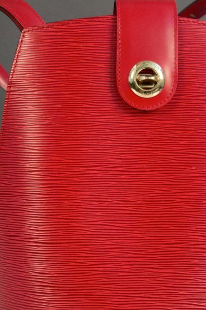 null Louis VUITTON Sac "Cluny" en cuir épi et cuir rouge, fermoir pivotant en métal...