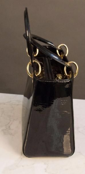 null Christian DIOR, MA-006 Sac "Lady Dior" en cuir vernis noir, fermeture éclair,...