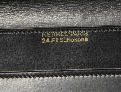 null HERMES Paris, 24 Fbg St Honoré Sac pochette Etrier en box noir, fermoir étrier...
