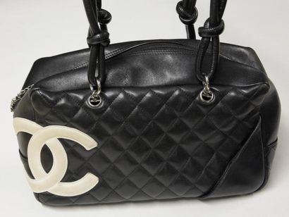 null CHANEL Sac Cambon en cuir matelassé noir rehaussé du sigle blanc, double poignée...