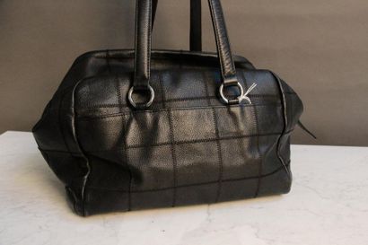 null CHANEL Sac Bowling en cuir grainé noir à surpiqure ton sur ton faisant un effet...