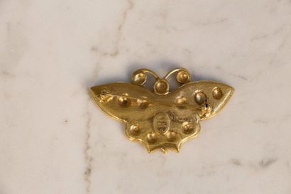 null Christian DIOR Broche papillon en métal doré ciselé, gravé. Signé.