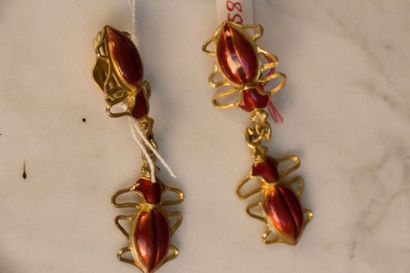 null Fréderique GOLDSCHILD Paire de pendants d'oreilles en métal doré figurant deux...