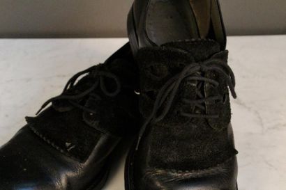 null COMME des GARCONS Paire de chaussures à lacets en cuir et daim noir. Etat d'usage....
